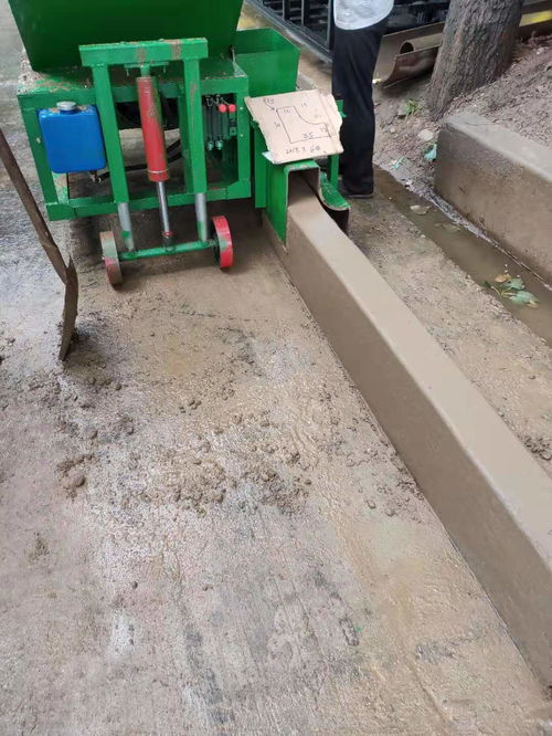 沥青拦水带滑模机施工中的沥青砂配合比要素及其与道路减速设备的适配性分析